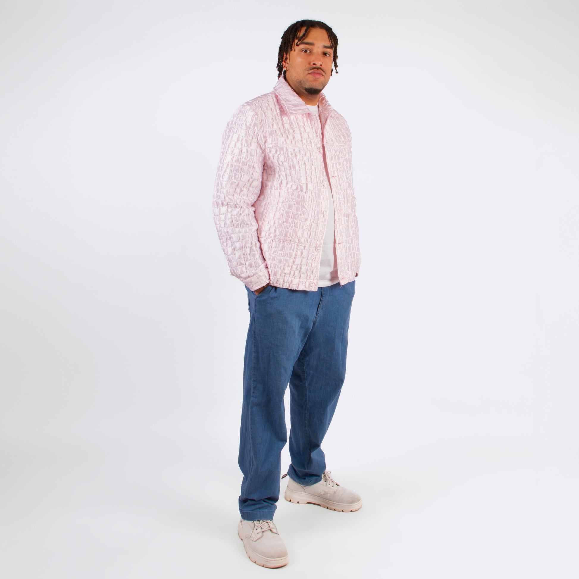 Lucewear: homme portant une veste mixte rose