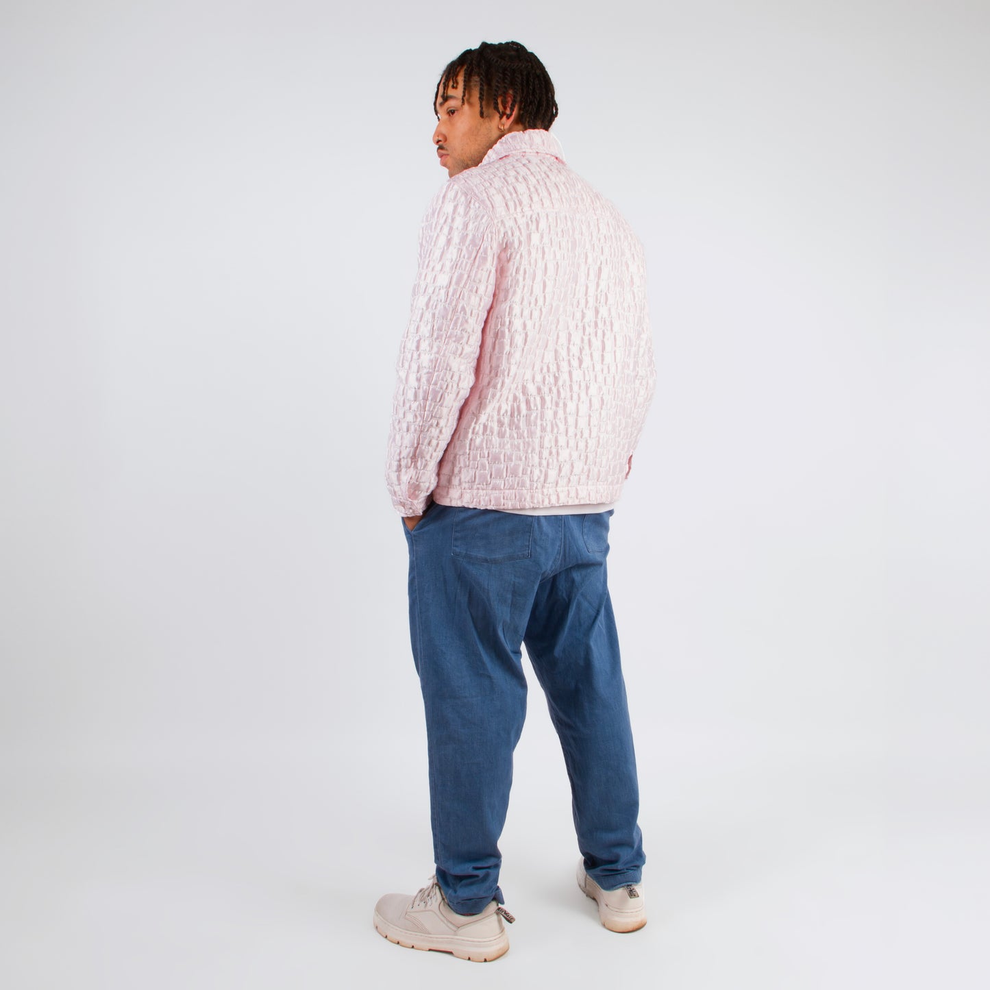 Lucewear: homme portant une veste mixte rose