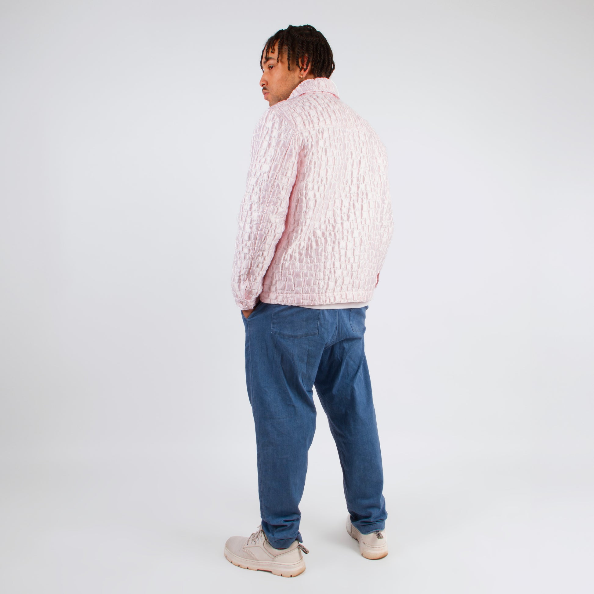 Lucewear: homme portant une veste mixte rose