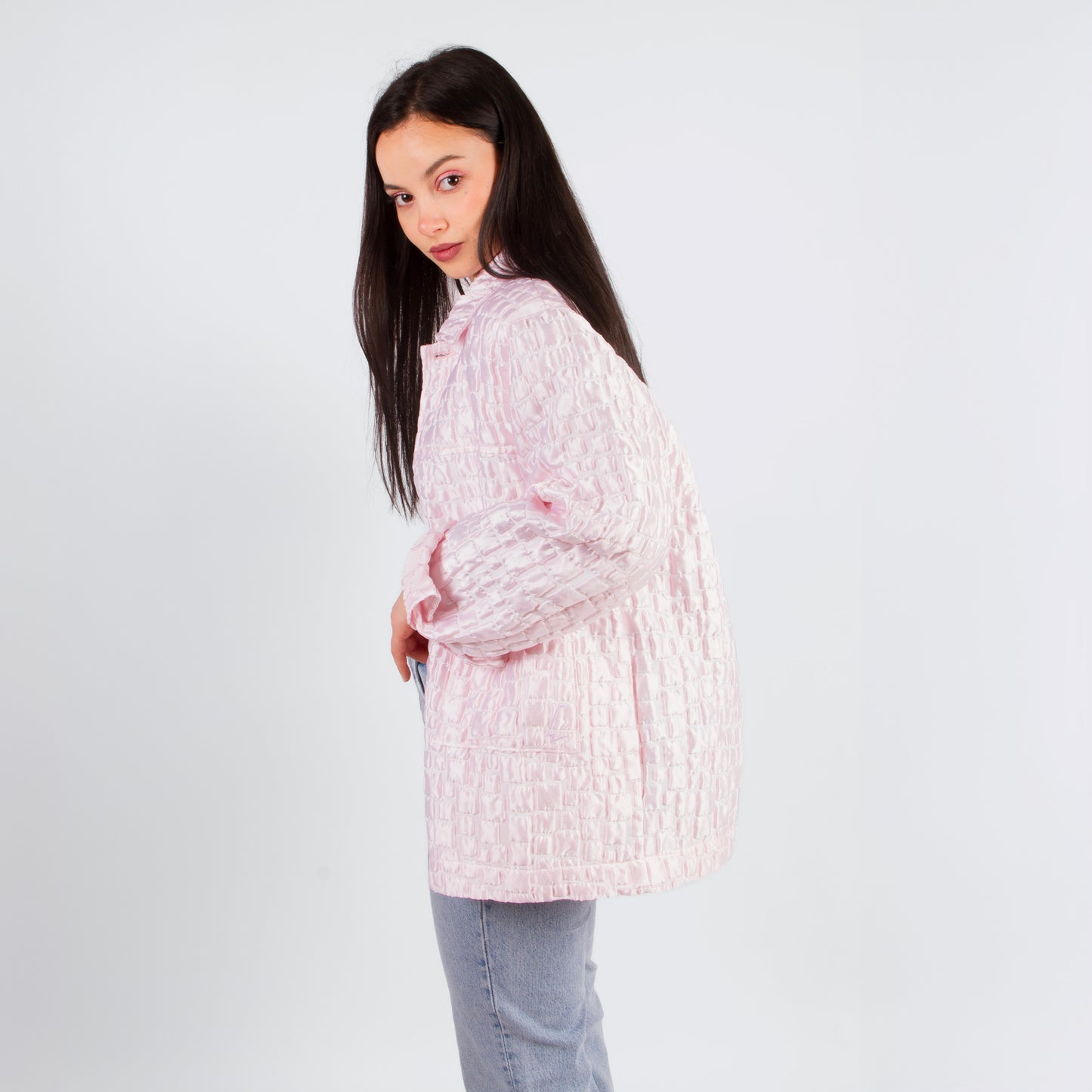 Lucewear: femme portant une veste mixte rose