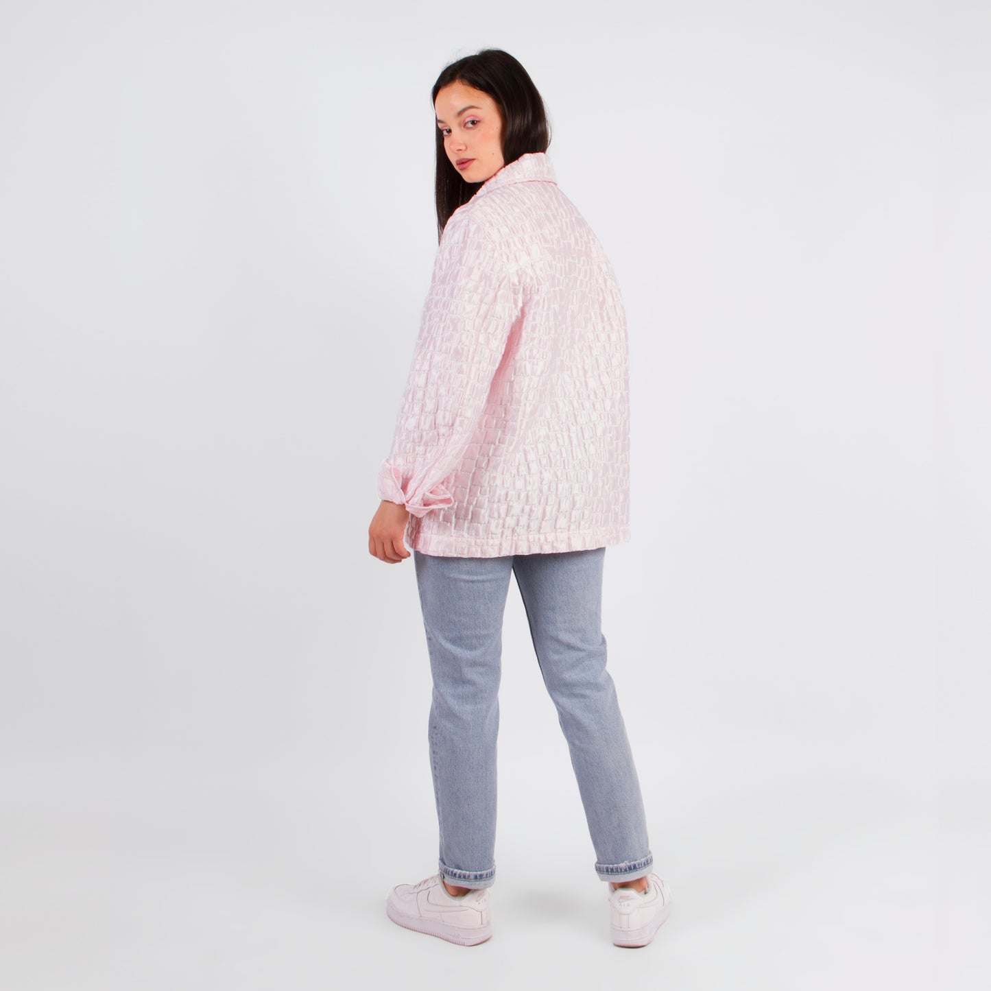Lucewear: femme portant une veste mixte rose