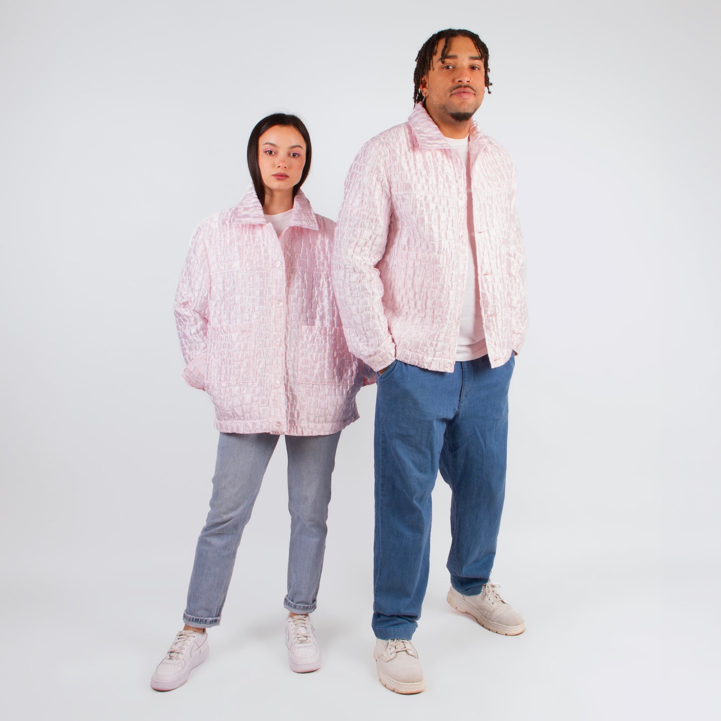 Lucewear: femme et homme portant une veste mixte rose