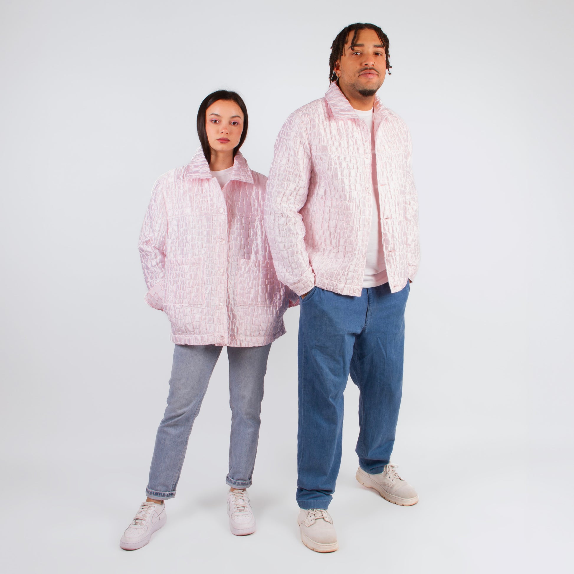 Lucewear: femme et homme portant une veste mixte rose