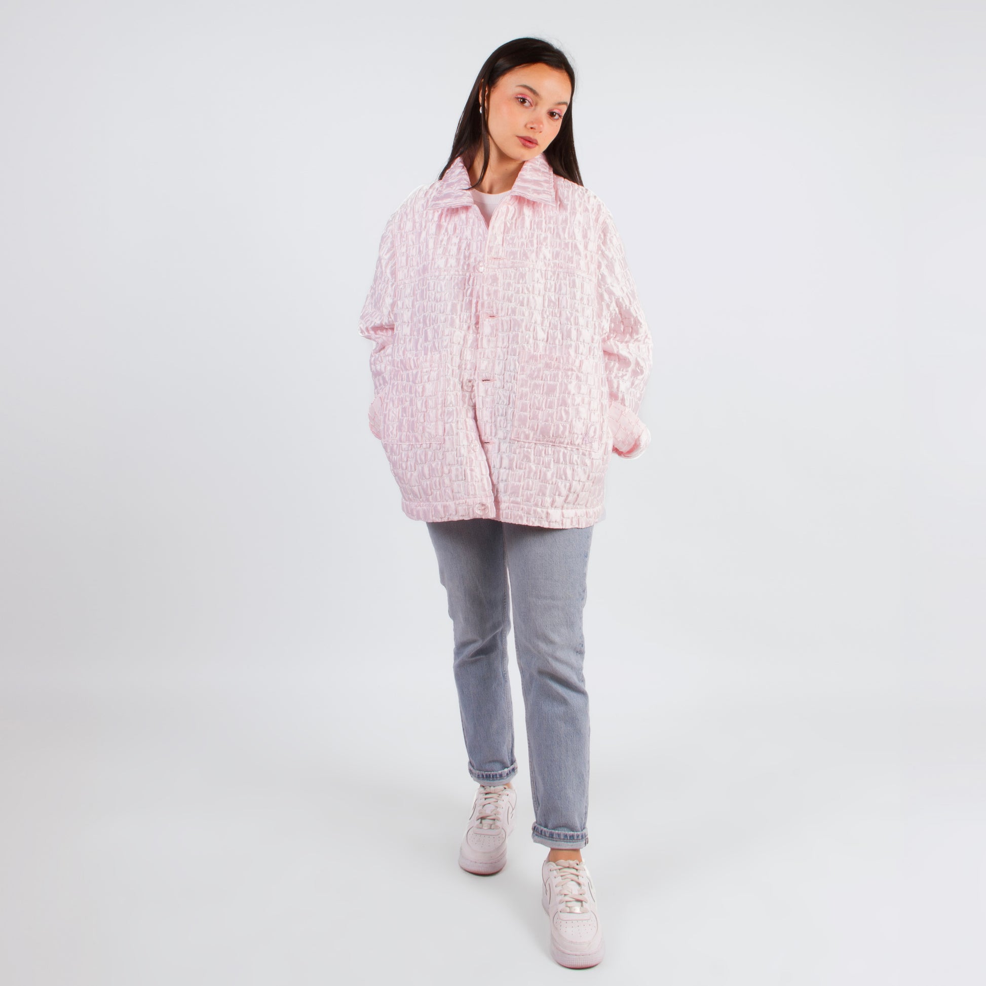 Lucewear: femme portant une veste mixte rose