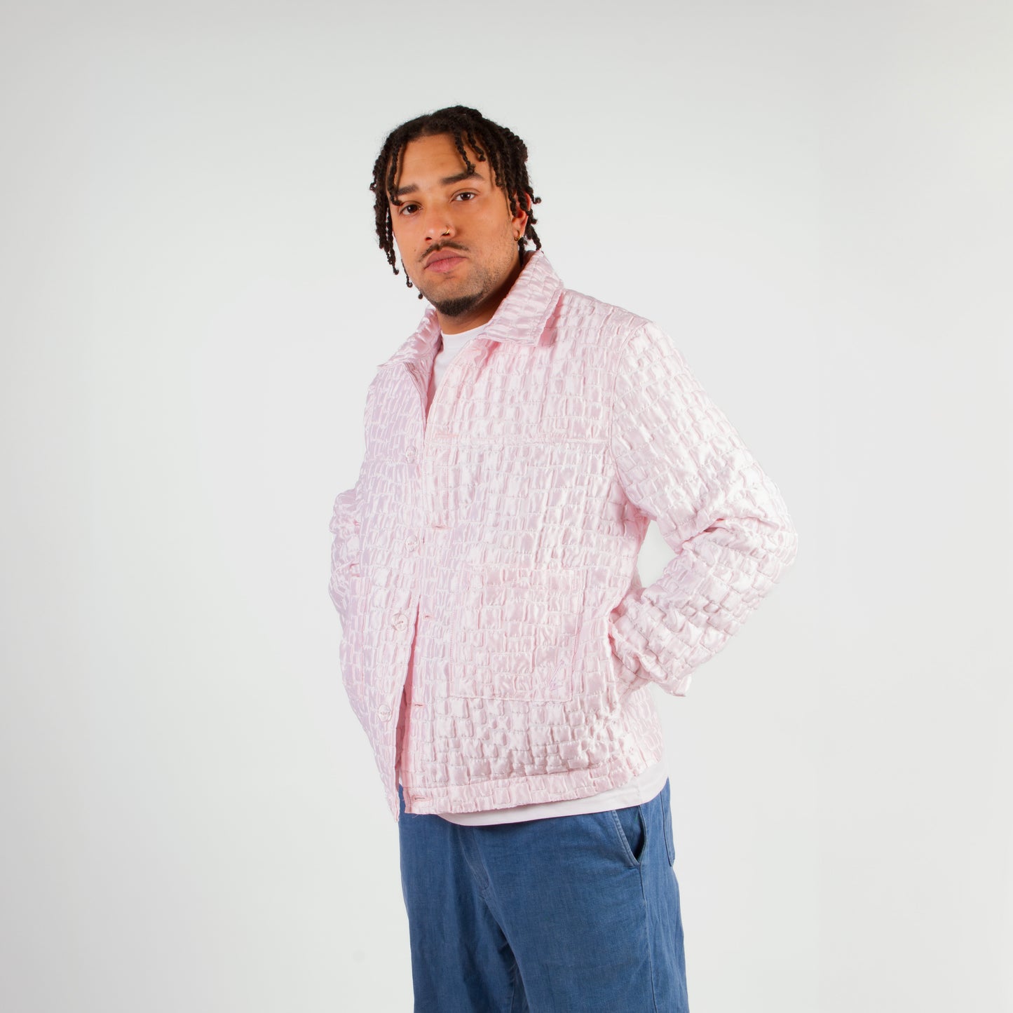 Lucewear: homme portant une veste mixte rose