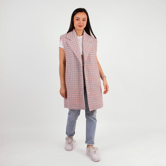 Lucewear: femme portant une veste sans manche en tweed coloré