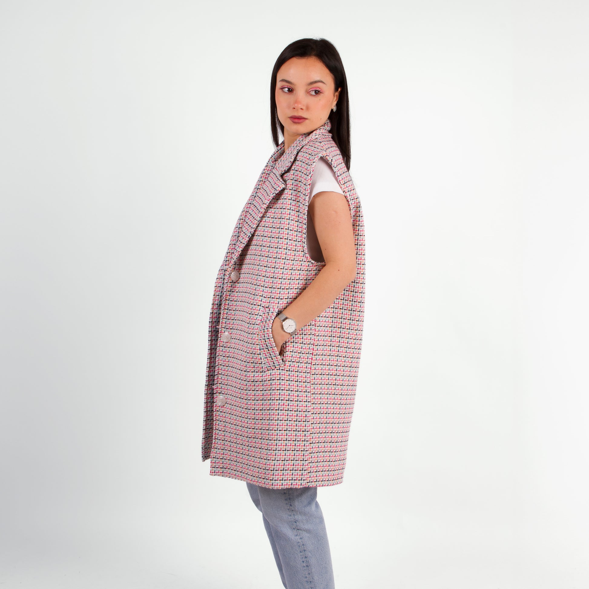Lucewear: femme portant une veste sans manche en tweed coloré