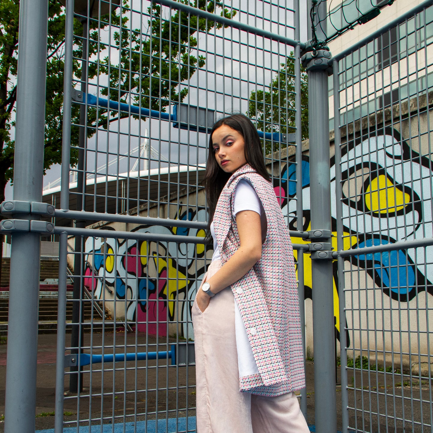 Lucewear: femme portant une veste sans manche en tweed coloré