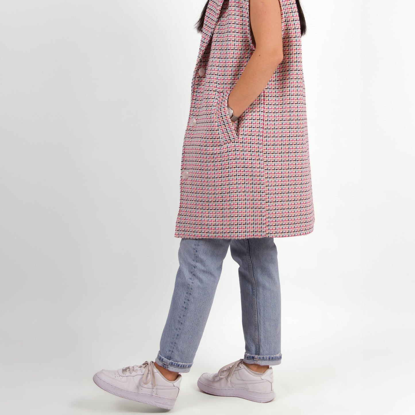 Lucewear: femme portant une veste sans manche en tweed coloré